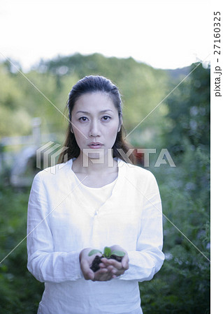 苗を持つ女性 苗を持つ女性 27160325