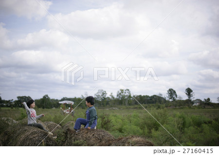 牧草地で遊ぶ少年たち 牧草地で遊ぶ少年たち 27160415