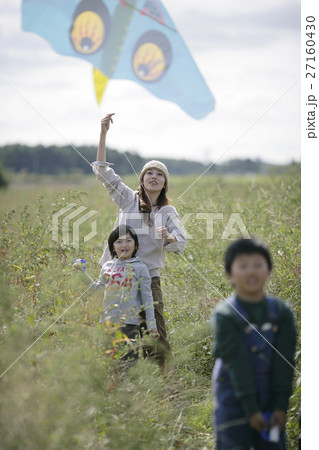 凧揚げをする母子 凧揚げをする母子 27160430