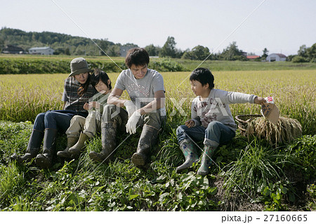 あぜ道に座る親子 あぜ道に座る親子 27160665