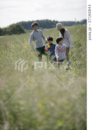 草むらで遊ぶ親子 草むらで遊ぶ親子 27160843