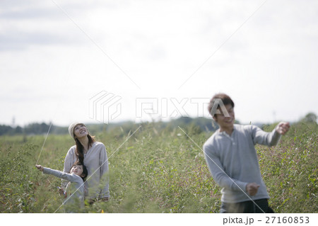 草むらで遊ぶ親子 草むらで遊ぶ親子 27160853