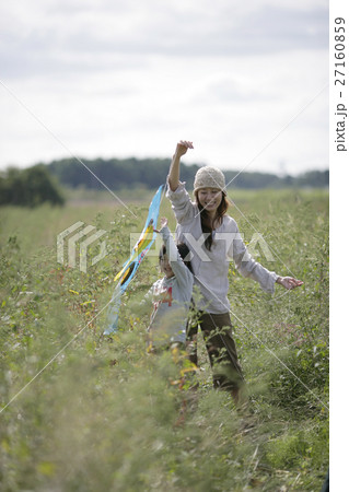 草むらで遊ぶ母子 27160859