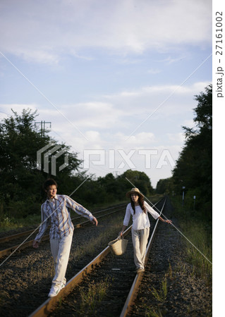 線路を歩く夫婦 27161002