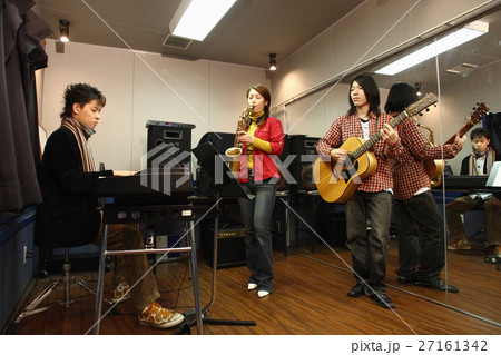 合奏する若者たち 合奏する若者たち 27161342
