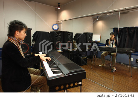 電子ピアノを演奏する男性 27161343