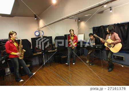 合奏する若者たち 27161376
