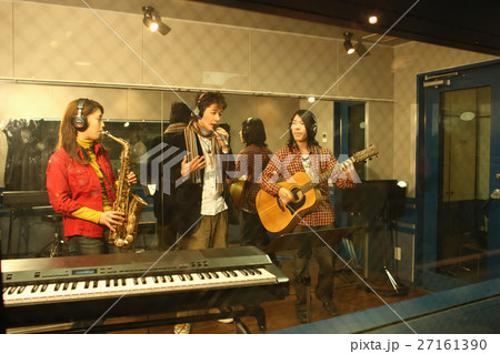 レコーディングスタジオで演奏する若者たち 27161390