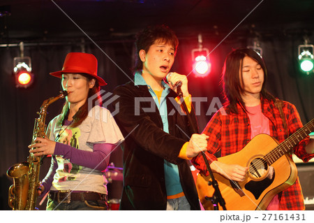 ステージで演奏する若者たち 27161431