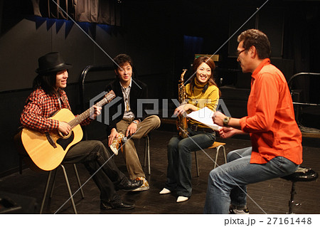 レコーディングスタジオで話し合う若者たち レコーディングスタジオで話し合う若者たち 27161448