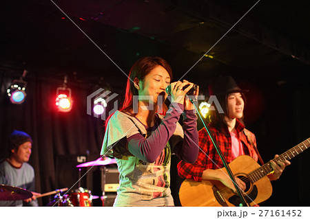 ステージで演奏する若者たち ステージで演奏する若者たち 27161452