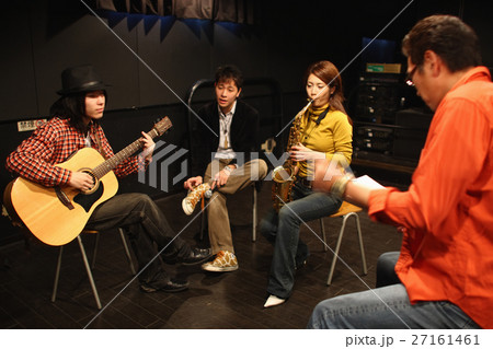 レコーディングスタジオで話し合う若者たち 27161461