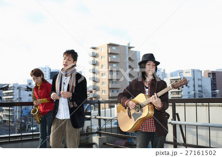 合奏する若者たち 27161502