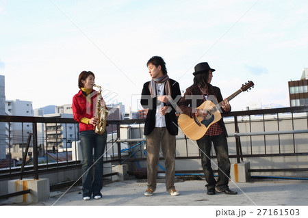 合奏する若者たち 27161503