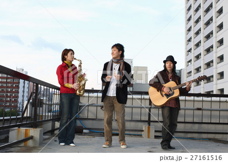合奏する若者たち 27161516