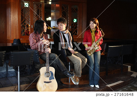 バーで演奏する若者たち 27161648