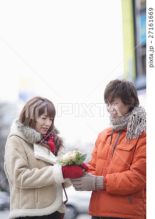 花束を渡すカップル 花束を渡すカップル 27161669
