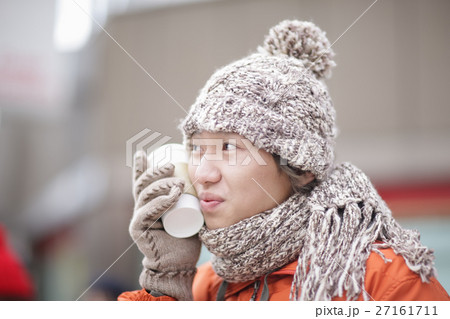 ホットドリンクを持つ男性 27161711