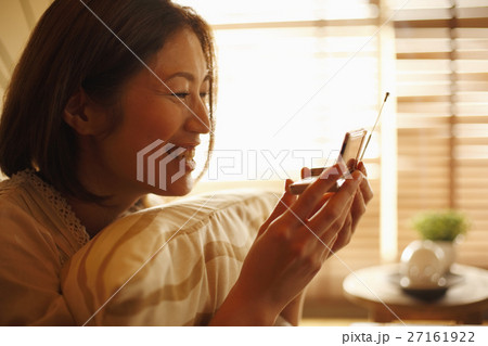 テレビを見る女性 27161922