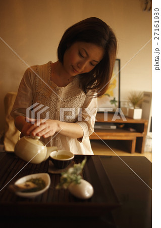 お茶を淹れる女性 27161930