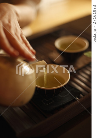 お茶を淹れる女性 お茶を淹れる女性 27161933