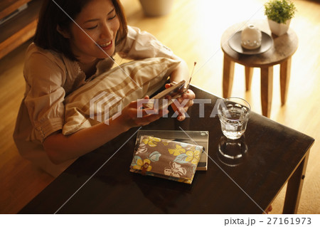テレビを見る女性 27161973