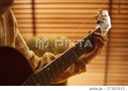 ギターを弾く手元 ギターを弾く手元 27162015
