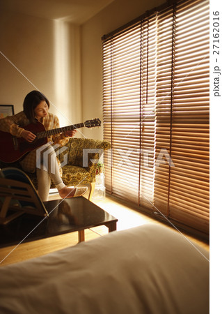 ギターを弾く女性 ギターを弾く女性 27162016