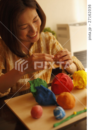 もの作りをする女性 27162036