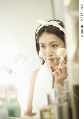 洗顔をする女性 27162062