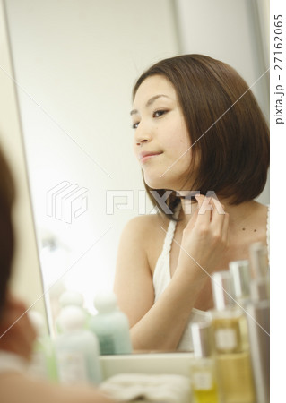 スタイリングする女性 27162065