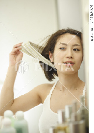 ヘアバンドを外す女性 ヘアバンドを外す女性 27162074