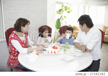 ケーキを食べる親子 ケーキを食べる親子 27162162