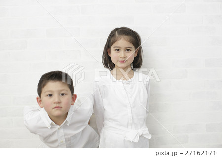 ポーズをする子供 ポーズをする子供 27162171