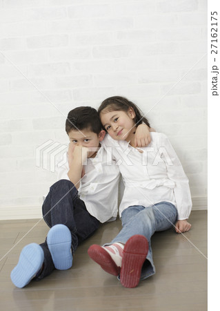肩を抱く子供 肩を抱く子供 27162175