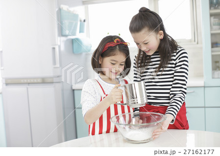 お菓子作りをする少女 お菓子作りをする少女 27162177