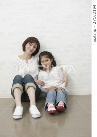 寄り添う母と娘 寄り添う母と娘 27162194