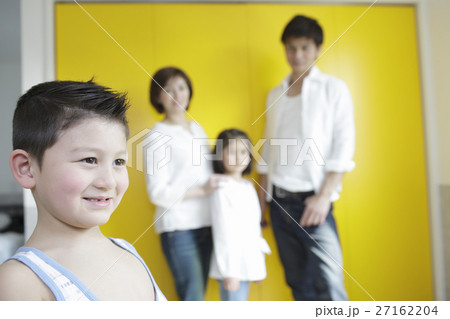 笑顔の子供 27162204