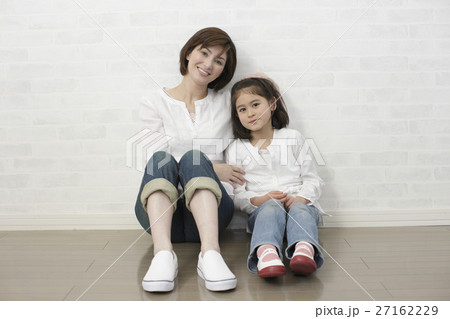 寄り添う母と娘 寄り添う母と娘 27162229