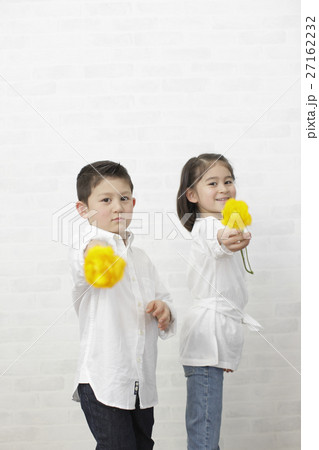 花を差し出す子供 27162232