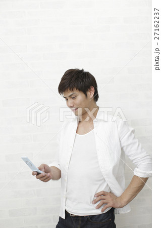 携帯電話を操作する男性 携帯電話を操作する男性 27162237