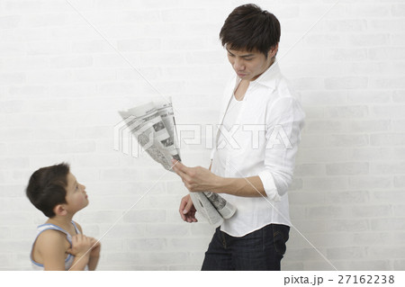 新聞を読む父と子供 新聞を読む父と子供 27162238