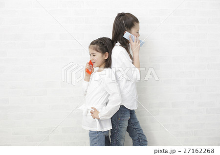 携帯電話で話す子供 27162268