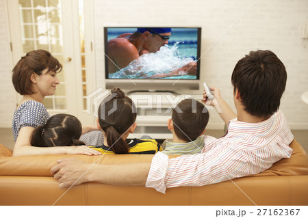 テレビを見る親子 テレビを見る親子 27162367