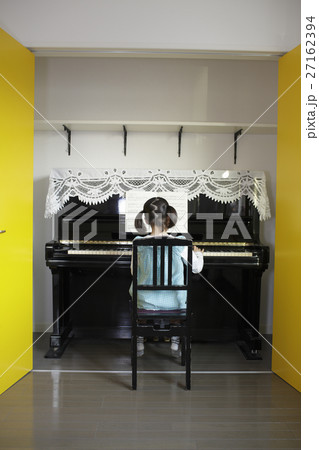 ピアノを弾く少女 27162394
