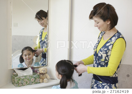 髪を結う親子 27162419