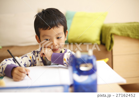 宿題をする男の子 宿題をする男の子 27162452