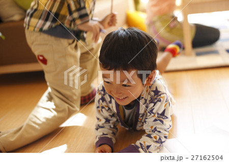笑顔の少年 27162504
