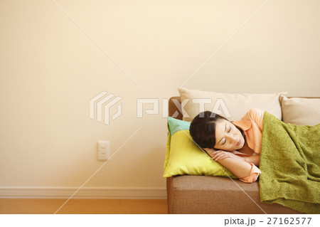 眠る女性 27162577