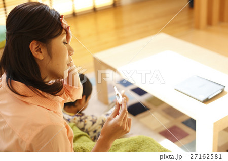 熱を測る女性 熱を測る女性 27162581